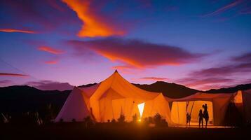 acampamento dentro a montanhas às pôr do sol. ai generativo foto