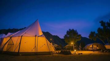 acampamento dentro a montanhas às pôr do sol. ai generativo