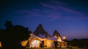 acampamento dentro a montanhas às pôr do sol. ai generativo