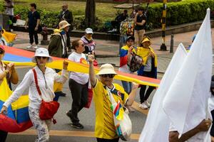 bogotá, Colômbia, 16 agosto 2023. marcha Perguntando para gustavo petro impeachment. pacífico protesto marcha dentro Bogotá Colômbia contra a governo do gustavo petro chamado la marcha de la prefeito. foto