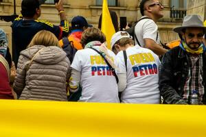 bogotá, Colômbia, 16 agosto 2023. marcha Perguntando para gustavo petro impeachment. pacífico protesto marcha dentro Bogotá Colômbia contra a governo do gustavo petro chamado la marcha de la prefeito. foto