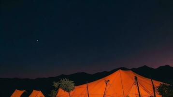 acampamento dentro a montanhas às pôr do sol. ai generativo foto