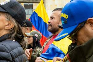 bogotá, Colômbia, 16 agosto 2023. marcha Perguntando para gustavo petro impeachment. pacífico protesto marcha dentro Bogotá Colômbia contra a governo do gustavo petro chamado la marcha de la prefeito. foto