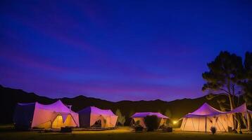 acampamento dentro a montanhas às pôr do sol. ai generativo