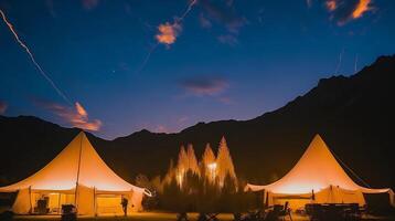 acampamento dentro a montanhas às pôr do sol. ai generativo foto