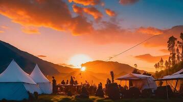 acampamento dentro a montanhas às pôr do sol. ai generativo foto