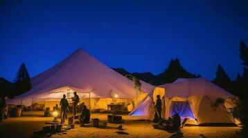 acampamento dentro a montanhas às pôr do sol. ai generativo foto