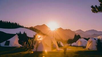 acampamento dentro a montanhas às pôr do sol. ai generativo foto