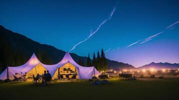 acampamento dentro a montanhas às pôr do sol. ai generativo