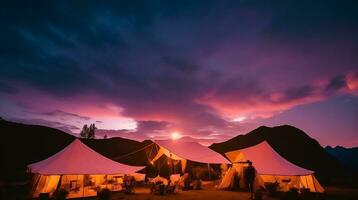 acampamento dentro a montanhas às pôr do sol. ai generativo