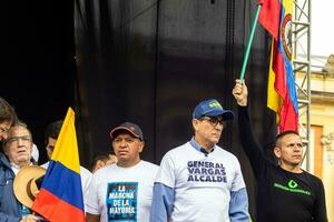 bogotá, Colômbia, 16 agosto 2023. marcha Perguntando para gustavo petro impeachment. pacífico protesto marcha dentro Bogotá Colômbia contra a governo do gustavo petro chamado la marcha de la prefeito. foto