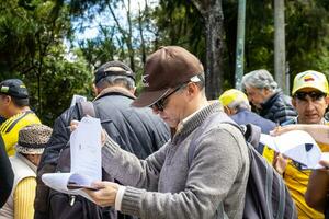 bogotá, Colômbia, 16 agosto 2023. marcha Perguntando para gustavo petro impeachment. pacífico protesto marcha dentro Bogotá Colômbia contra a governo do gustavo petro chamado la marcha de la prefeito. foto