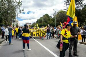 bogotá, Colômbia, 16 agosto 2023. marcha Perguntando para gustavo petro impeachment. pacífico protesto marcha dentro Bogotá Colômbia contra a governo do gustavo petro chamado la marcha de la prefeito. foto