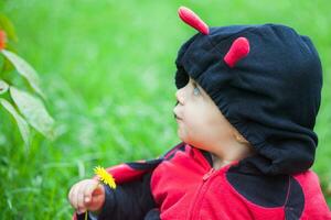 pequeno bebê menina vestindo uma joaninha fantasia. dia das Bruxas conceito. foto