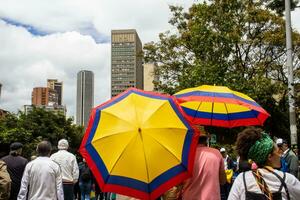 bogotá, Colômbia, 16 agosto 2023. marcha Perguntando para gustavo petro impeachment. pacífico protesto marcha dentro Bogotá Colômbia contra a governo do gustavo petro chamado la marcha de la prefeito. foto