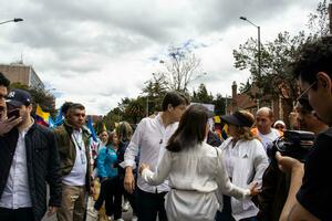 bogotá, Colômbia, 16 agosto 2023. senador miguel uribe turba às a marcha Perguntando para gustavo petro impeachment. pacífico protesto. la marcha de la prefeito. foto