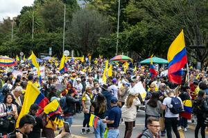 bogotá, Colômbia, 16 agosto 2023. marcha Perguntando para gustavo petro impeachment. pacífico protesto marcha dentro Bogotá Colômbia contra a governo do gustavo petro chamado la marcha de la prefeito. foto