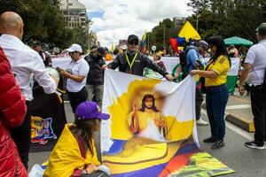 bogotá, Colômbia, 16 agosto 2023. marcha Perguntando para gustavo petro impeachment. pacífico protesto marcha dentro Bogotá Colômbia contra a governo do gustavo petro chamado la marcha de la prefeito. foto