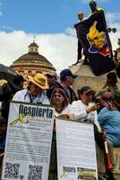 bogotá, Colômbia, 16 agosto 2023. marcha Perguntando para gustavo petro impeachment. pacífico protesto marcha dentro Bogotá Colômbia contra a governo do gustavo petro chamado la marcha de la prefeito. foto