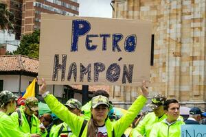 bogotá, Colômbia, 16 agosto 2023. marcha Perguntando para gustavo petro impeachment. pacífico protesto marcha dentro Bogotá Colômbia contra a governo do gustavo petro chamado la marcha de la prefeito. foto