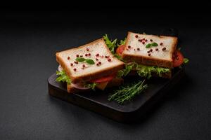 delicioso sanduíche com brinde, presunto, tomates, queijo e alface foto