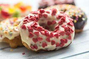 doce envidraçado rosquinhas em mesa - fechar acima foto