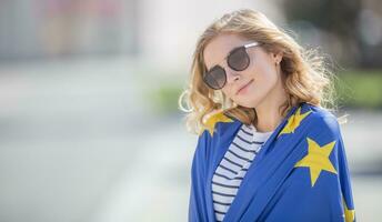 atraente feliz jovem menina com a bandeira do a europeu União foto