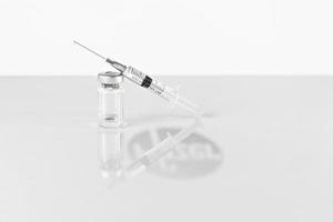 seringa e frasco com vacina de coronavírus
