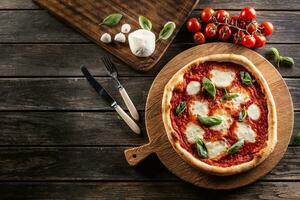 pizza napoletana - Napoli tomate molho mozzarella e manjericão foto