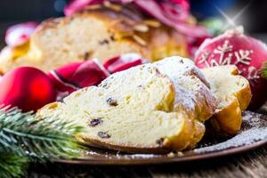 Natal bolo e Natal decorações. Natal bolo, eslovaco ou Oriental Europa tradicional pastelaria - vianocka foto