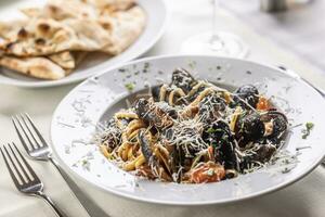 liguine vigarista confundir e pecorino romano, italiano massa com mexilhões e queijo ralar foto