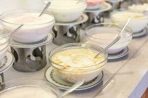 iogurtes dentro taças em a bufê mesa dentro a hotel restaurante foto