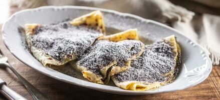 tradicional eslovaco e tcheco batata dumplings com papoula sementes e açúcar. foto