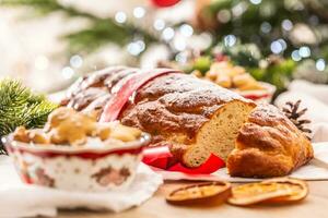 tradicional tcheco Natal bolo vanocka em uma festivo mesa dentro frente do uma Natal árvore foto