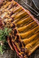 defumado cru carne de porco costelas e alecrim ervas em de madeira borda foto