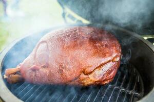 grelhado e defumado carne de porco carne em profissional grade. foto