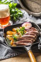 carne flanco bife dentro grade panela com batata purê alho erva decoração e esboço, projeto Cerveja foto