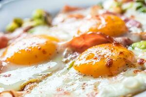 Inglês café da manhã frito bacon presunto e eggson branco prato foto