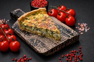 delicioso fresco quiche com brócolis, queijo, especiarias e ervas cortar para dentro peças foto