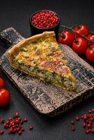 delicioso fresco quiche com brócolis, queijo, especiarias e ervas cortar para dentro peças foto