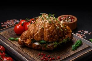 delicioso crocantes croissant com salmão, alface, queijo e tomates foto