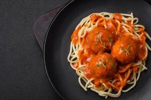 delicioso fresco almôndegas e massa dentro tomate molho com sal, especiarias e ervas foto