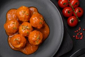 delicioso fresco almôndegas dentro tomate molho com sal, especiarias e ervas foto