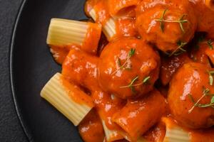 delicioso fresco almôndegas e massa dentro tomate molho com sal, especiarias e ervas foto