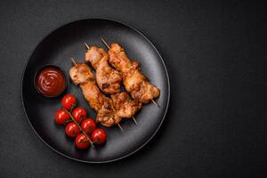 delicioso fresco, suculento frango ou carne de porco Kebab em espetos com sal e especiarias foto