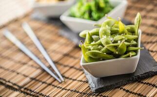 japonês ásia Comida edamame mordidelas, fervido verde soja feijões. foto