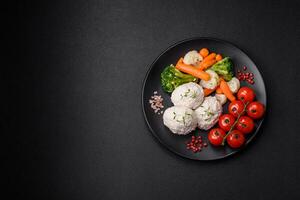 delicioso saudável cozido no vapor frango costeletas ou picado almôndegas foto