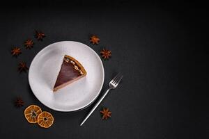 delicioso, fresco, doce chocolate bolo com nozes cortar para dentro fatias foto