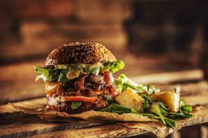 casa fez saboroso hamburguer com bacon cebola queijo ane alface em de madeira caixa foto