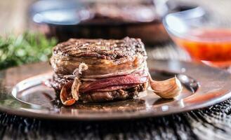 parte do suculento carne filé mignon bife coberto bacon. foto